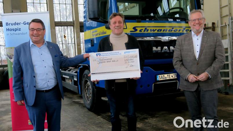 Geschäftsführer Josef Beer (Mitte) überreichte im Beisein von Oberbürgermeister Andreas Feller (rechts) einen Scheck über 5000 Euro an Regionalvorstand Martin Steinkirchner (links). Bild: Hirsch