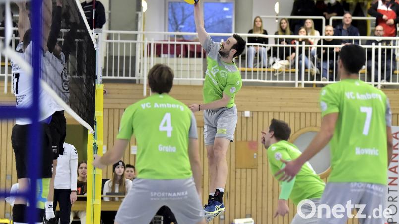 Diagonalangreifer Fabian Buck vom VC Amberg (Mitte) bei einem seiner pfeilschnellen Schmetterbälle über das Netz in die Bad Windsheimer Hälfte, in welcher Mittelblocker Julian Markus (links) und Libero Peter Hofmann (rechts) den Ball erwarten. Mittelangreifer Severin Groha, Zuspieler Jannis Lange und Mittelblocker Bosko Novovic (von links) vom VC Amberg beobachten die Szene. Bild: Hubert Ziegler