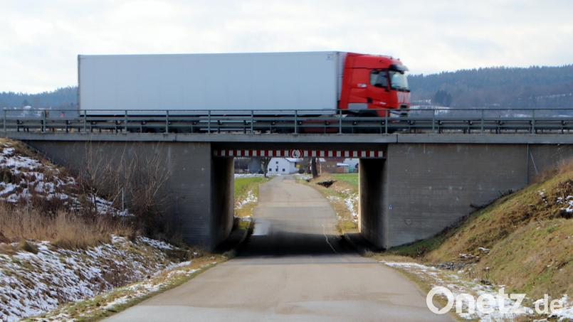 Die Erneuerung einer Unterführung mit einer lichten Höhe von vier Metern zwischen Pfreimd und Nabburg beginnt im Februar und wird acht Monate in Anspruch nehmen. Dabei wird auch der Verkehrs der darüber führenden A93 beeinträchtigt. Bild: td
