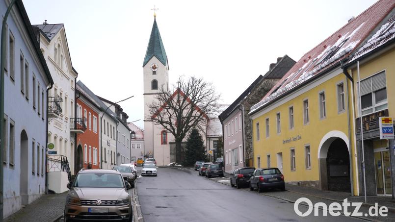 Das gelbe Gebäude am Waldthurner Marktplatz 13 hat die Aufschrift &quot;Bierwirtschaft von Joseph Ebnet&quot;. Es ist Ende November 2021 gesegnet worden, dort befinden sich sechs Mietwohnungen mit einem Durchgang zu den Parkplätzen und der Hauergasse. Bild: fvo