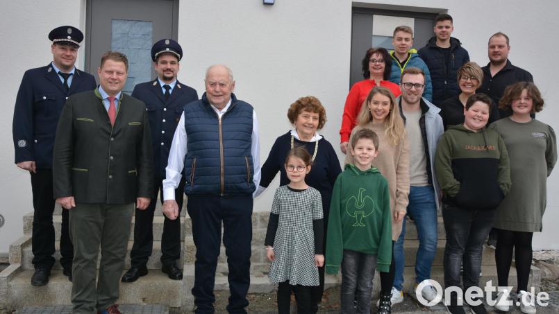 Seinen 80. Geburtstag feierte am Sonntag Ludwig Schaumberger, Vierter von links, hier im Bild zusammen mit seiner Ehefrau Monika und weiteren Familienmitgliedern. Glückwünsche überbrachten auch (von links) Vorsitzender Matthias Lindinger von der Feuerwehr Pechofen, Bürgermeister Stefan Grillmeier und Kommandant Thomas Zintl. Bild: jr