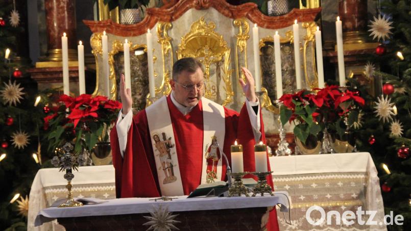 Pfarrer Markus Brunner von St. Georg eröffnete im Rahmen eines feierlichen Gottesdienstes das Winterbergfest im Sabastianskircherl. Er trug dabei seine neue Stola mit Darstellungen des Heiligen Sebastian und der Heiligen Katharina. Bild: ads