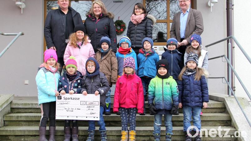 Die Kinder der Nachmittagsgruppe freuten sich natürlich, dass sie bei der Spendenübergabe dabei sein durften. Oben von links: Das Unternehmerehepaar Christian und Brigitte Bauer, Kindergartenleiterin Jennifer Steinbach und Bürgermeister Martin Prey. Bild: Josef Böhm