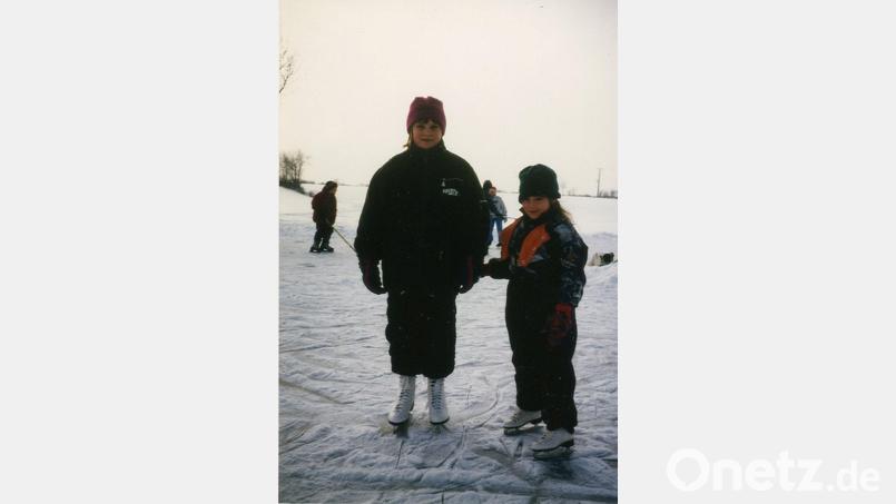 Auch Nicole und Lisa nutzen die kleine Wasserfläche im Januar 1997 zum Schlittschuhlaufen. Archivbild: schß