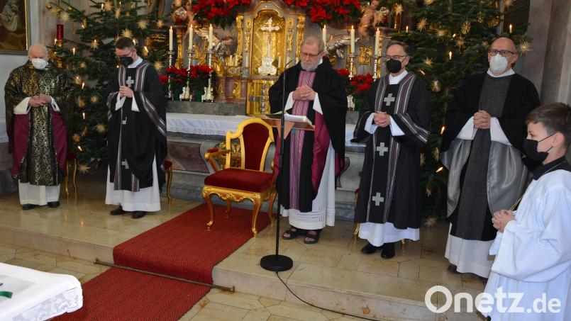 Mit einem Requiem nahmen in der Konnersreuther Pfarrkirche die Pfarr- und die Marktgemeinde Abschied vom kürzlich verstorbenen ehemaligen Pfarrer und Ehrenbürger Anton Vogl. Im Bild (von links) Pater Friedhelm Czinczoll, Kaplan Bastian Neumann, Hauptzelebrant und Prediger Pater Benedikt Leitmayr, Diakon Wolfgang Weyer und Pfarrer Thomas Eckert. Bild: jr