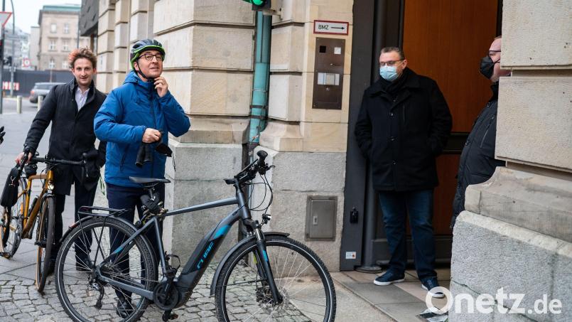 Cem Özdemir trat seinen Dienst als neuer Bundesminister für Ernährung und Landwirtschaft auf ungewöhnliche Art an. Er kam mit einem Cube-Fahrrad zur Amtsübergabe. Archivbild: Bernd von Jutrczenka/dpa