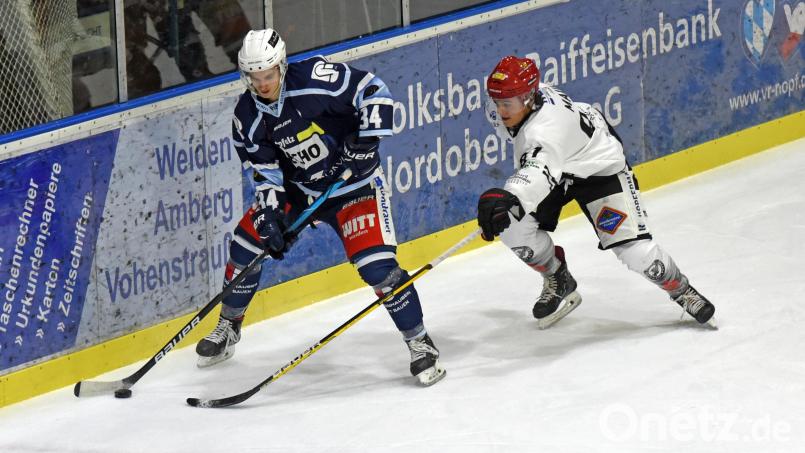 Bei den Blue Devils Weiden (Szene aus einer Partie gegen Passau) gibt es weitere positive Corona-Fälle. Archivbild: gb