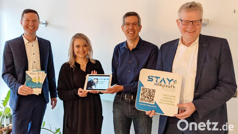 Landrat Florian Wiedemann, Jana-Lisa Mönch (Landratsamt Bayreuth, Wirtschaftsförderung), Matthias Mörk (Stadt Bayreuth, Wirtschaftsförderung) und Oberbürgermeister Thomas Ebersberger. Bild: Landratsamt Bayreuth/exb