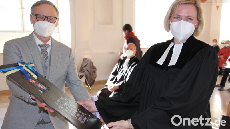 Eine Schiefertafel überreichte Bürgermeister Bernd Sommer an Pfarrerin Dr. Stefanie Schön. Bild: kro
