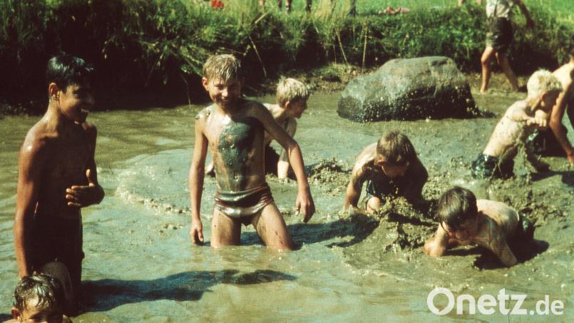 Das sind noch Zeiten: Nach einem Wandertag im Sommer 1960 erlauben die Lehrer ein Bad in der „Lipp&#039;n Hüll“ bei Hohenkemnath. Wie würden wohl heute die Eltern reagieren, wenn die Kinder nach einem solchen Schlammbad heimkommen würden? Archivbild: Wolfgang Schmidt/Repro: schß