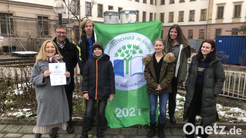 Die Leiterin des Umweltkreises, Veronika Frenzel, und Schulleiter Georg Meyer freuten sich zusammen mit Mitgliedern des Arbeitskreises Umwelt über die Auszeichnung für das Max-Reger-Gymnasium. Bild: Florian Hösl/exb
