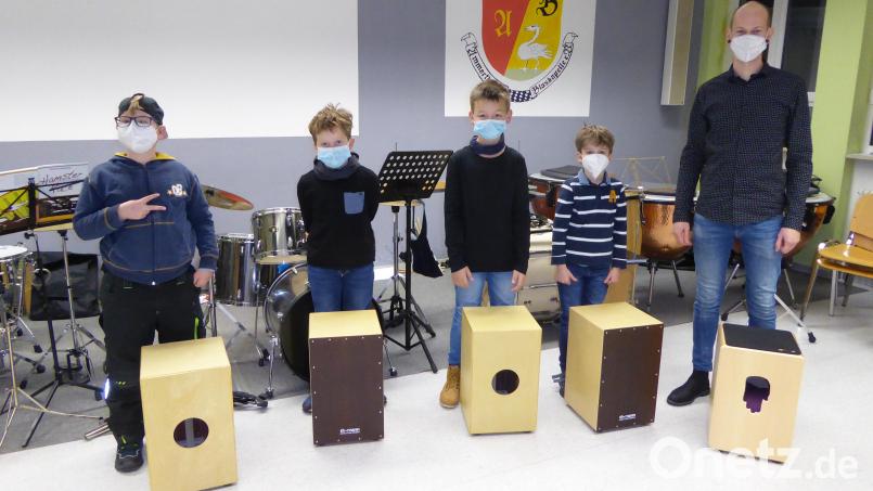 Mit vier jungen Musikern startet die Ammerthaler Blaskapelle erstmals eine Cajon-Gruppe, die von Philipp Senft (rechts) unterrichtet wird. Bild: mof