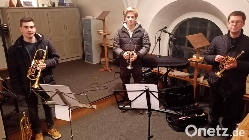 Stefan Bodenmeier, Jakob Reichl und Andreas Bäumler (von links) bei ihrem Einsatz in der Parksteiner Kirche. Bild: adj