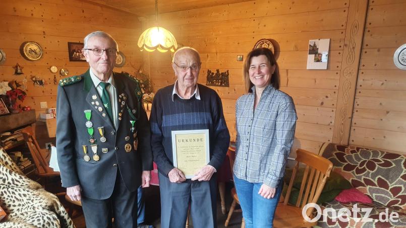 Gratulationsrunde zum 90. Geburtstag: (von links) Schützenmeister Franz Grötsch, Jubilar Jakob Herbst und Zweite Bürgermeisterin Doris Lehnerer. Bild: wku