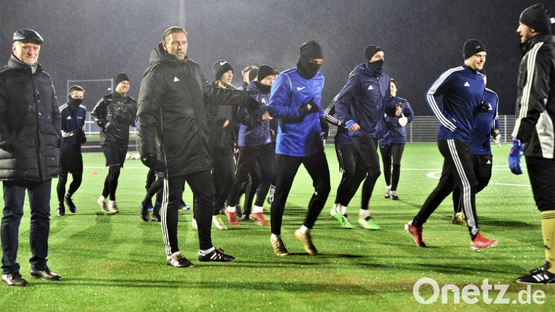 Die Akteure der SpVgg SV Weiden drehten am Montagabend ihre ersten Trainingsrunden auf den neuen Kunstrasenplätzen. Bild: A. Schwarzmeier