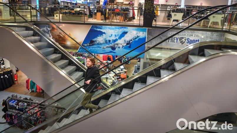 Im April hatte die Frey-Gruppe gegen die Schließung ihrer Kaufhäuser geklagt. Vergeblich. Dieses Bild zeigt Hausleiter Tobias Kastner bei einem Kontrollgang im Marktredwitzer Modehaus während des Lockdowns Anfang 2021. Archivbild: Florian Miedl/fph