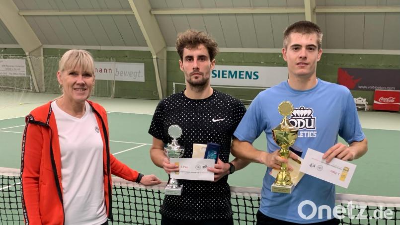 Sabine Henn (von links) mit dem Zweitplatzierten Thomas Dafcik und dem Turniersieger Michael Weindl. Bild: exb