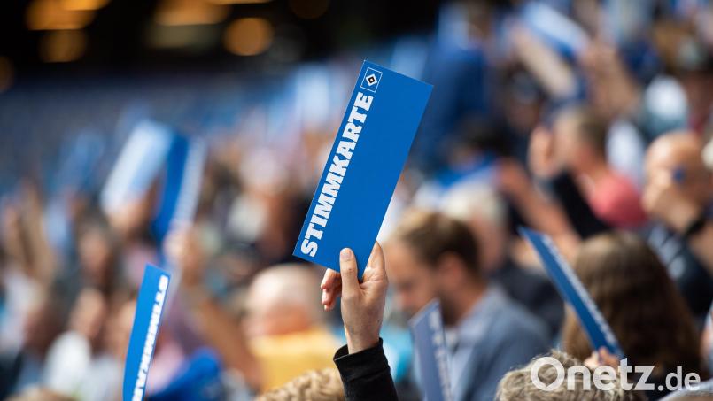 Mitglieder des HSV nehmen während der Mitgliederversammlung des Fußball-Zweitligsten im Volksparkstadion an einer Abstimmung teil Symbolbild: Daniel Reinhardt