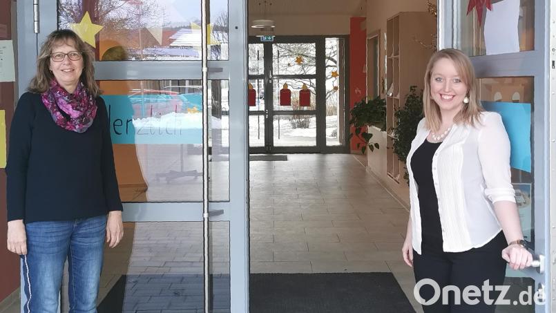 Hereinspaziert: Anna-Maria Frisch (rechts) ist die neue Chefin im Kindergarten St. Marien. Stellvertreterin bleibt Hildegard Nirschl. Bild: Portner