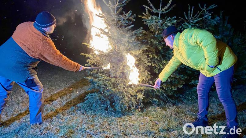 Bürgermeister Markus Ludwig (rechts) und Hubert Meiler zünden die ersten Christbäume an. Bild: Eichl