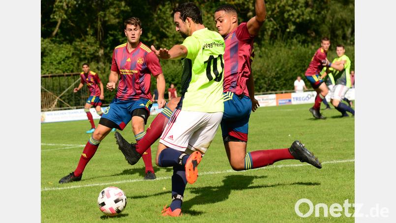 Die SpVgg Pfreimd (im gelben Trikot Max Mischinger) und die SV Grafenwöhr (Maurice Albers, rechts, und Christopher Fleischmann) gelten als die größten Favoriten im Kampf um den Meistertitel in der Bezirksliga Nord. Bild: ham