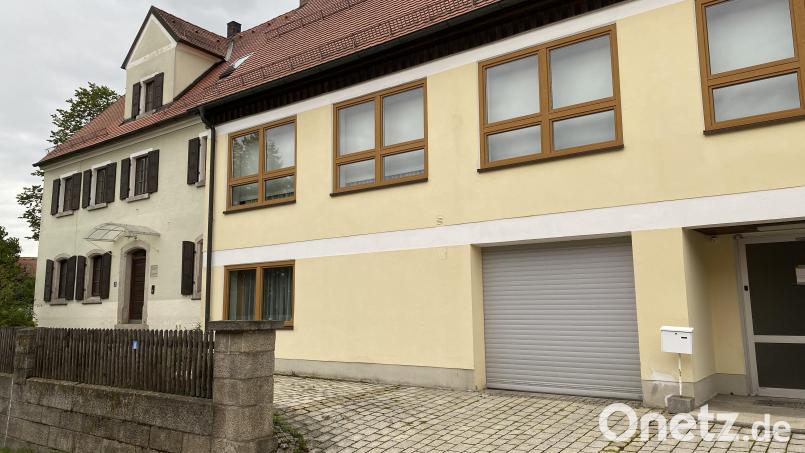 Der Verkauf des Pfarrhauses (links) war innerhalb der Kirchengemeinde unstrittig, aber das Bonhoeffer-Haus (rechts) wollte eine Mehrheit behalten. Der Dekanatsausschuss hat kurz vor Weihnachten beides verkauft. Archivbild: Eichl