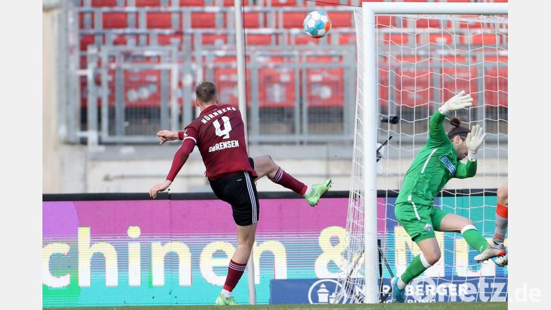 Wenn Asger Sörensen (links) in der fünften Minute der Nachspielzeit den Ball nicht fast aus dem Max-Morlock-Stadion geschossen hätte, ja dann hätte der Club gegen Paderborn sogar noch einen Zähler ergattern können. Bild: Daniel Karmann/dpa