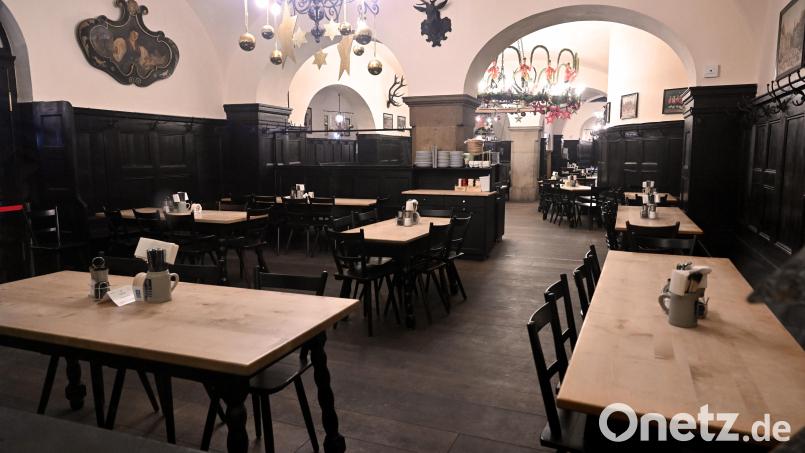 Leere Stühle und Tische stehen in einer Gaststätte. Für Versammlungen treffen sich Vereine häufig in Gaststätten. Dabei ist wegen Corona einiges zu beachten. Symbolbild: Peter Kneffel