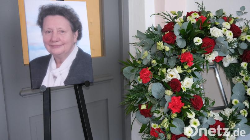 Abschied von Theresia Rampf: Kränze und Grabgestecke erinnern an eine verdiente Neunburger Persönlichkeit. Bild: Hirsch