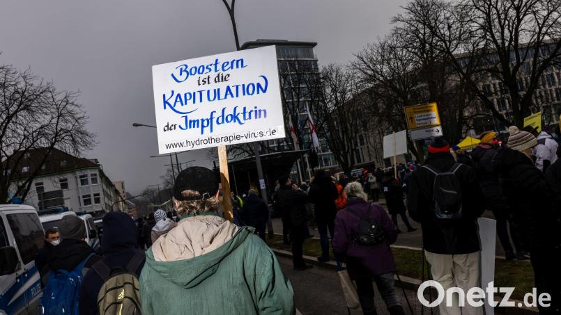 So wie hier Impfgegner in Freiburg, marschieren auch in der Oberpfalz Gegner der Corona-Beschränkungen mit gewagten Thesen durch die Innenstädte. Bild: Philipp von Ditfurth/dpa