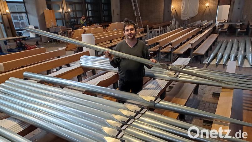 Die Orgelsanierung in Sankt Sebastian ist im Zeitplan, ebenso sind es die übrigen Gewerke. Mesner Peter Gärtner präsentiert die Orgelpfeifen, die gegen Spenden abgeholt werden können. Bild: fpoz