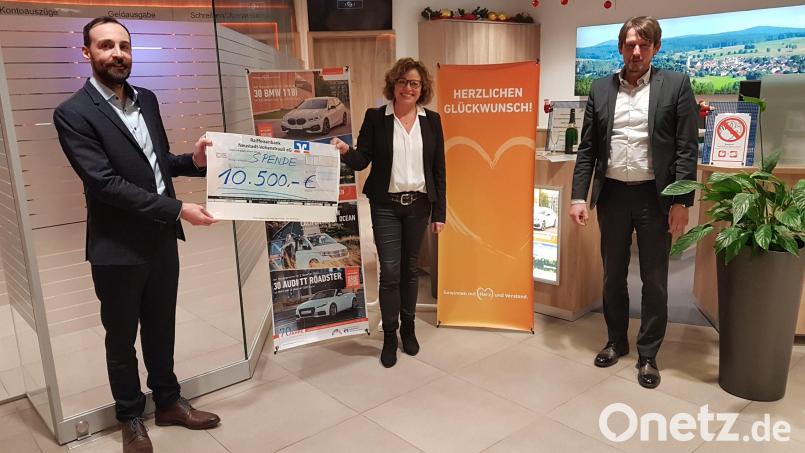 Die Geschäftsstelle Moosbach der Raiffeisenbank Neustadt-Vohenstrauß unterstützt 23 Vereine und Institutionen in Moosbach. Filialleiterin Karin Lindner und ihr Stellvertreter Adolf Hammerl (rechts) überreichen Bürgermeister Armin Bulenda (links) einen Scheck über 10.500 Euro. Bild: gi