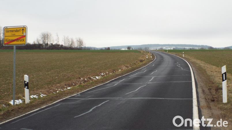 Die direkte Anbindung der Kreisstraße AS 27 an die Franzosenäcker über die Bahnlinie war die große Lösung. Forciert jedoch wird jetzt die kleine Lösung: der Ausbau der Kreisstraße AS 27 – hier aus Richtung Kümmersbruck gesehen – mit Errichtung eines Geh- und Radwegs in der Baulast des Landkreises. 
. Bild: e