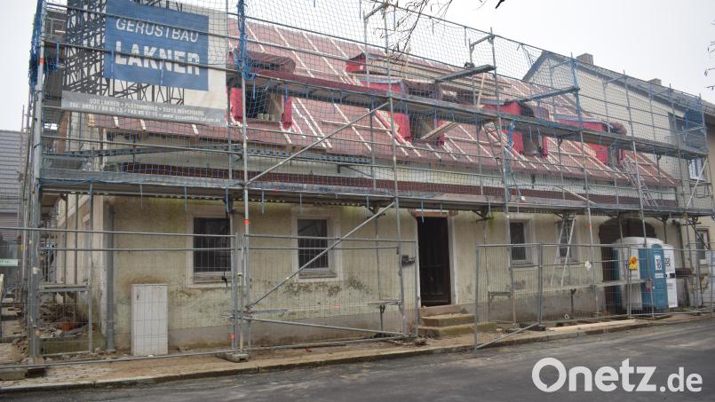 Als besonders wichtiges Projekt, das 2021 fertig werden soll ist das Mehrgenerationenhaus in der Blumenstraße 22 in Plößberg, erklärte Bürgermeister Lothar Müller im Jahresinterview. Bild: szl