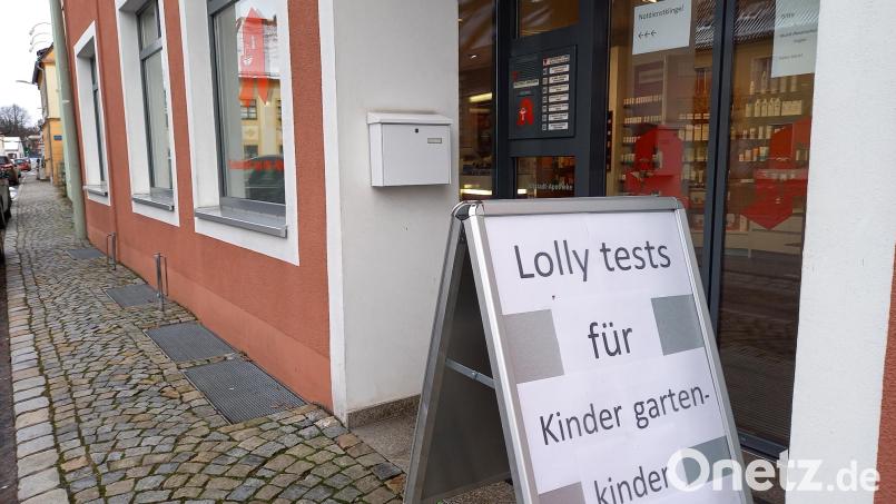 Mit Lolli-Tests für Kindergartenkinder wirbt die Apotheke Lotter in Pfreimd. Die Kleinen müssen ihn drei Mal in der Woche machen. Bild: bl