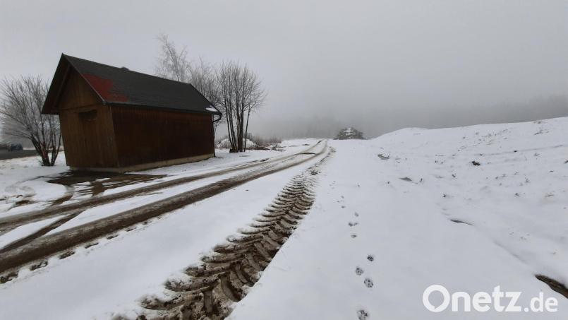 Noch zeigen die Spuren im Schnee den künftigen Fahrbahnverlauf an. Am Ende der geraden Strecke folgt eine Abbiegung rechts in Richtung Staatsstraßen Vohenstrauß/Lohma. Bild: bey
