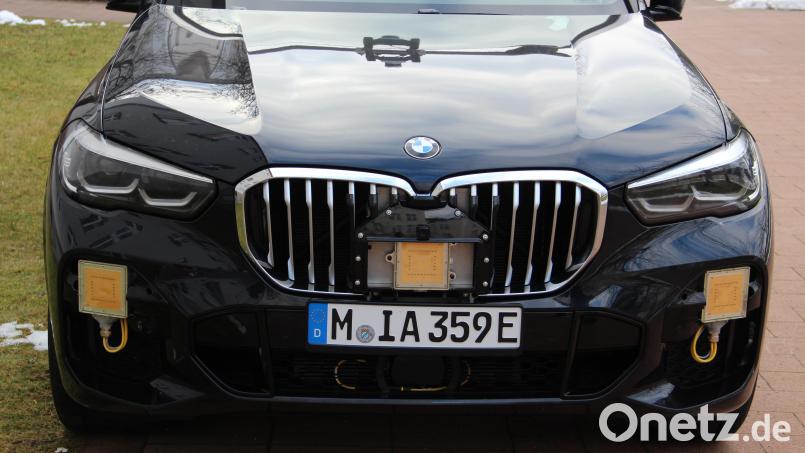 BMW hat einen X5 für die Versuchsreihe der OTH Amberg-Weiden zur Verfügung gestellt. Er ist mit jeder Menge Technik ausgestattet. Die gelblichen Teile sind Radar-Sensoren. Bild: upl