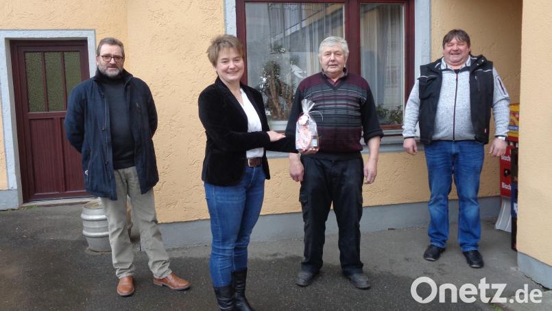 Peter Röhrich in Haag freute sich über den Besuch der drei Bürgermeister Sonja Meier, Robert Eibl (links) und Markus Fichtinger. Bild: amö