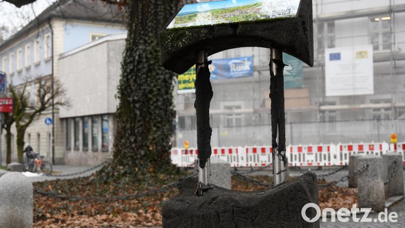 Diese massiv zerstörte Natur-Navi-Infostele steht in Weiden am Schlörplatz. Mit dem Ausmaß an Vandalismus haben die Verantwortlichen nicht gerechnet. Bild: Gabi Schönberger