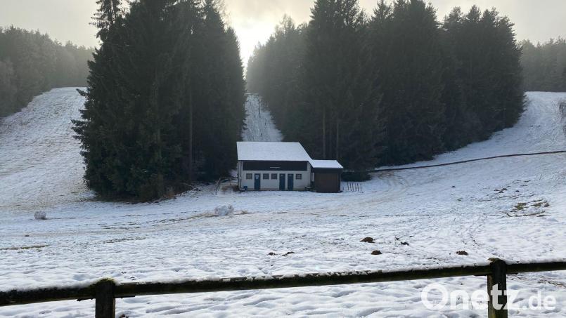 Verträge mit den ehrenamtlichen Helfern und dann eine ausreichende Schneelage: Diese beiden Komponenten fehlen noch, damit der Skilift (Mitte) im Nabburger Naherholungsgebiet laufen kann. Bild: Wilhelm Amann