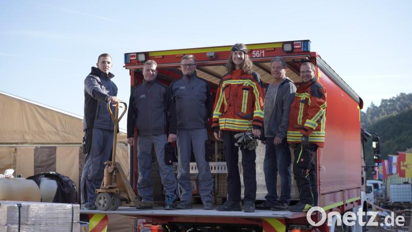 Mit Mitgliedern der Feuerwehr Kemnath und einigen seiner Mitarbeiter lud Holger Pühl (Zweiter von links) beim Baustoffzelt Kaiser Walporzheim im Oktober 2021 die erste Hilfslieferung ab. Bild: Holger Pühl/exb