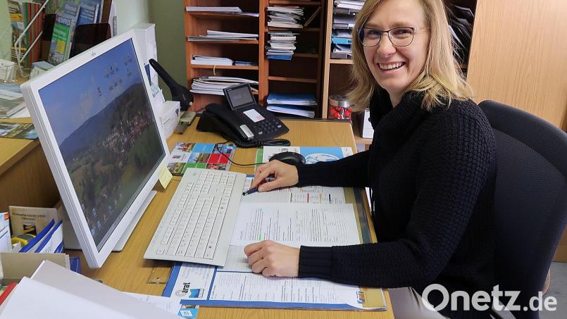 Zahlreiche Anfragen für einen Urlaub im Erholungsort im Sommer 2022 hatte Tourist-Info-Leiterin Melanie Höfer bereits vor Wochen zu bearbeiten. Bild: bsc
