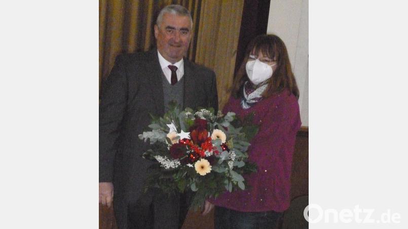 Stadtpfarrer Alfons Kaufmann verabschiedet Sabine Forster, die nach 20 Jahren die Leitung des Kindergartens St. Marien abgibt. Bild: Kindergarten St. Marien/exb