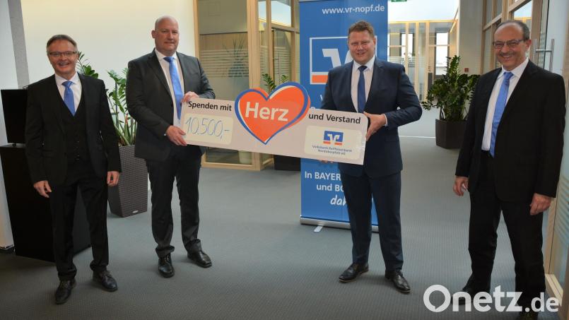 Bürgermeister Stefan Grillmeier (Zweiter von rechts) freute sich über den Spendenscheck der Volksbank Raiffeisenbank Nordoberpfalz in Höhe von 10 500 Euro für Vereine, Organisationen und Einrichtungen aus Mitterteich und Umgebung. Überreicht wurde der Scheck von Geschäftsstellenleiter Dieter Ernstberger (Zweiter von links) im Beisein von Regionalmarktleiter Manfred Steckermeier (rechts) und dessen Stellvertreter Harald Zottmeier. Bild: jr