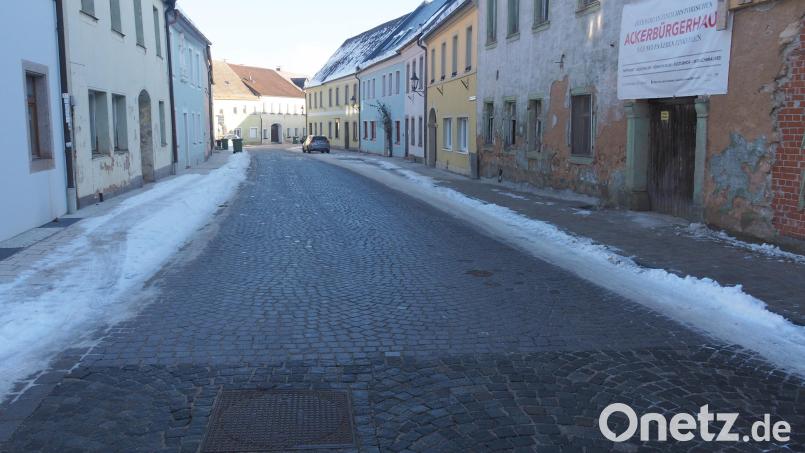 In der Bischof-Senestrey-Straße bleibt es beim eingeschränkten Halteverbot. Damit wird die Regelung in der Bahnhof- und Philipp-Mühlmayer-Straße fortgesetzt. Bild: ws