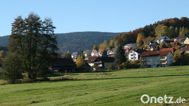 Friedenfels am Südhang des Hohen Steinwalds verwöhnt nicht nur im Sommer mit viel Sonne und bester Aussicht. Das wissen auch Zugezogene zu schätzen. Archivbild: roh