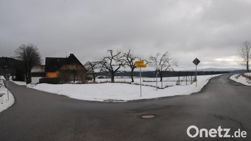 Von dieser Wegegabelung gehen zwei städtische Baustellen aus: Die Gemeindeverbindungsstraßen von Burkhardsrieth nach Pfrentsch (links) und von Burkhardsrieth nach Riedlhof (in der Verlängerung bis Eslarn) werden in Zusammenarbeit mit den jeweiligen Kommunen ausgebaut. Bild: bey