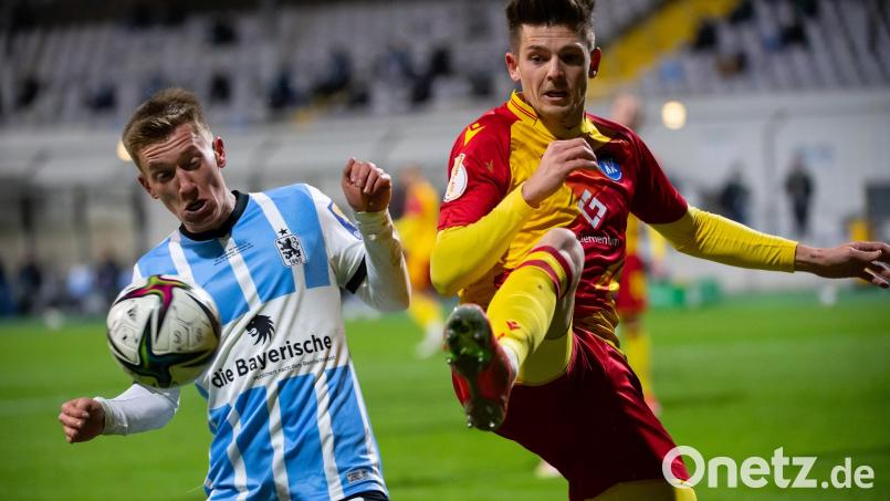 Fabian Greilinger (links) vom TSV 1860 und Marvin Wanitzek kämpfen um den Ball. Der Karlsruher Spieler erzielte per Elfmeter das Tor zum 1:0-Pokalsieg des KSC. Die „Löwen“ sind damit raus aus dem DFB-Pokal. Bild: Sven Hoppe