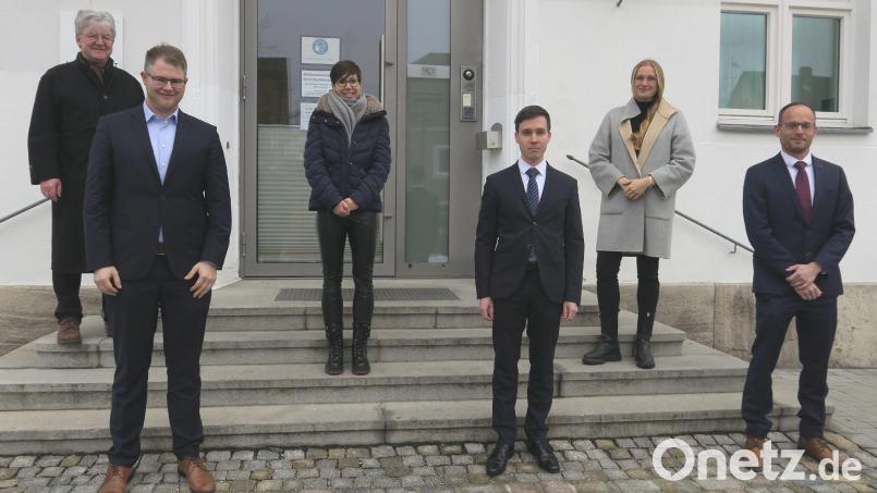 Stellvertretender Amtsgerichtsdirektor Peter Jung (links) stellte die neuen Richter-Kollegen vor. Das Bild zeigt (von links) Christian Baier, Silvia Schatz, Peter Probst, Sina Tarantik und Wolfgang Doblinger. Bild: Hirsch