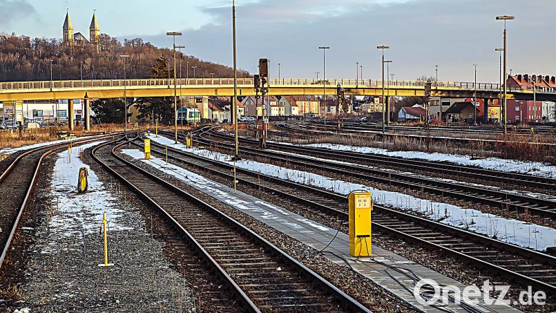 Die für die Elektrifizierung der Bahn notwendige Leitungstrasse könnte der Strecke Regensburg-Schwandorf entlang geführt werden. Alternative ist eine Freileitung im Stadtwesten, dort wo der Süd-Ost-Link verlaufen soll. Bild: Hösamer